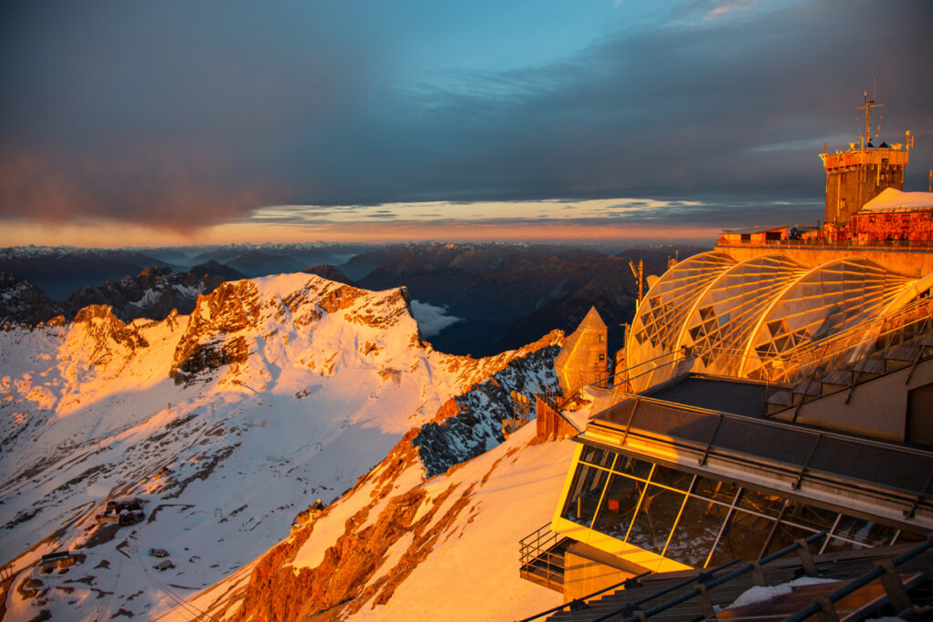 Sonnenaufgang an der Gipfelstation der Zugspitze