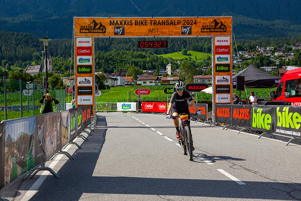 BIKE Transalp 2024 Zieleinlauf in Imst 