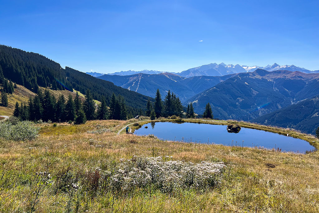Ein kleiner See in den Bergen