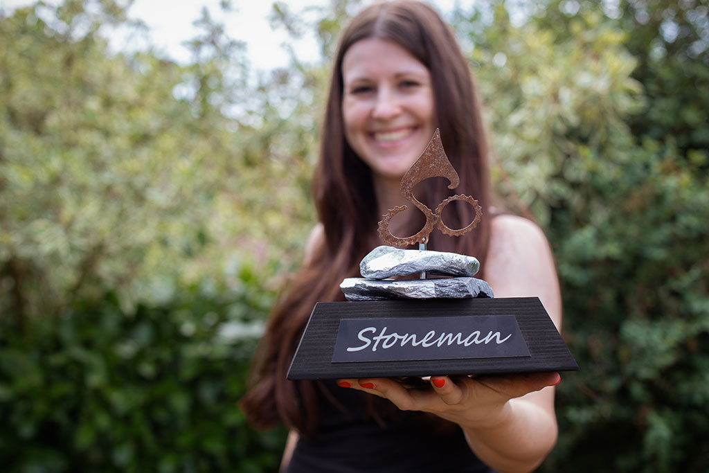 Stoneman Trophäe mit zwei silbernen Steinen